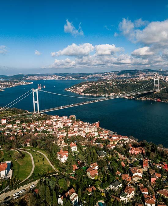 İstanbul Boğazı, Asya ve Avrupayı birbirine bağlayan bir geçit niteliğinde olup 30 kilometre uzunluğundadır.
